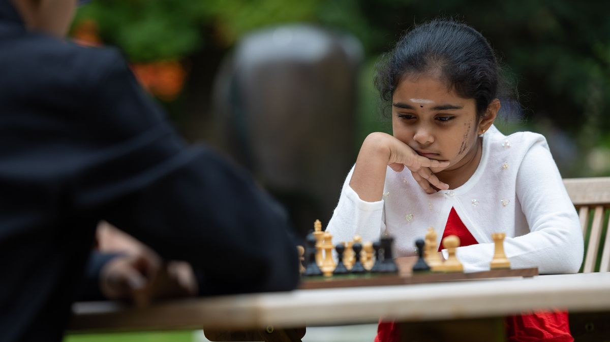 Osmiletá Britka potrápila šachové mistry a byla vyhlášena nejlepší hráčkou na evropském šampionátu